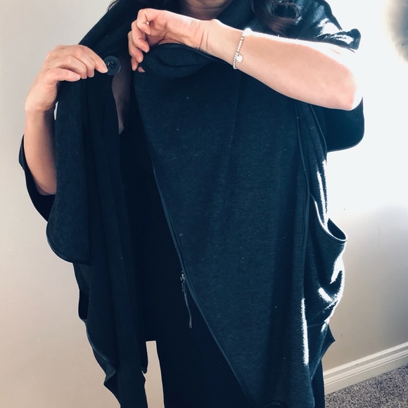 Ladies Sweater/coat - Picture 2 of 8